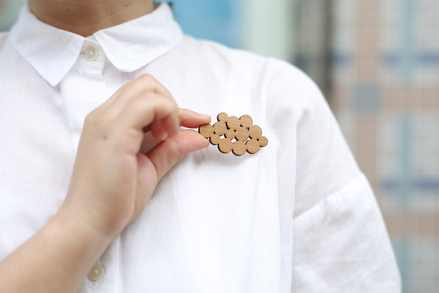 カタチを纏う、天然木のブローチ